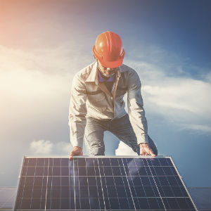 Elektriker installerar solceller